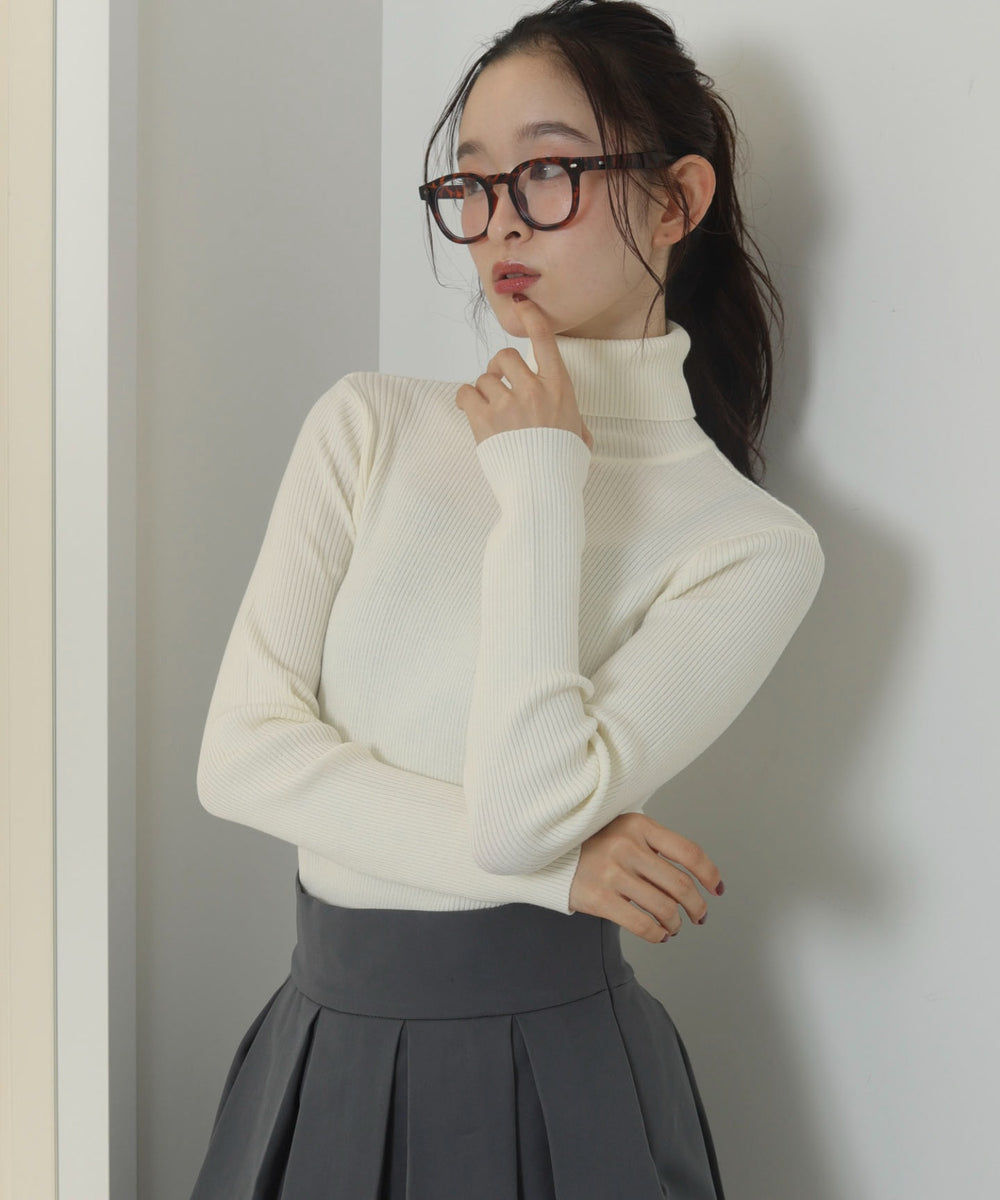 ホワイト　モデル：163cm S着用