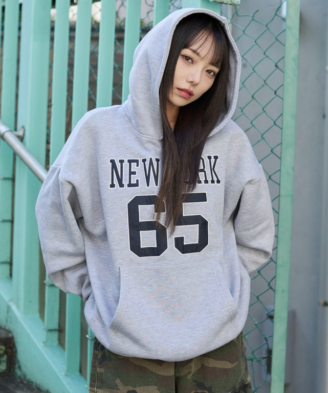 裏起毛グラフィックビッグプルパーカー/杢グレー　モデル：159cm F着用