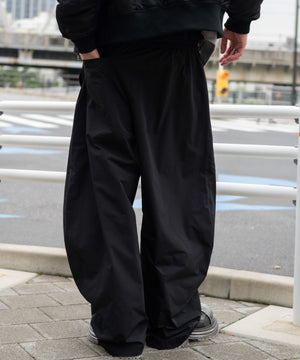 ブラック モデル：182cm L着用