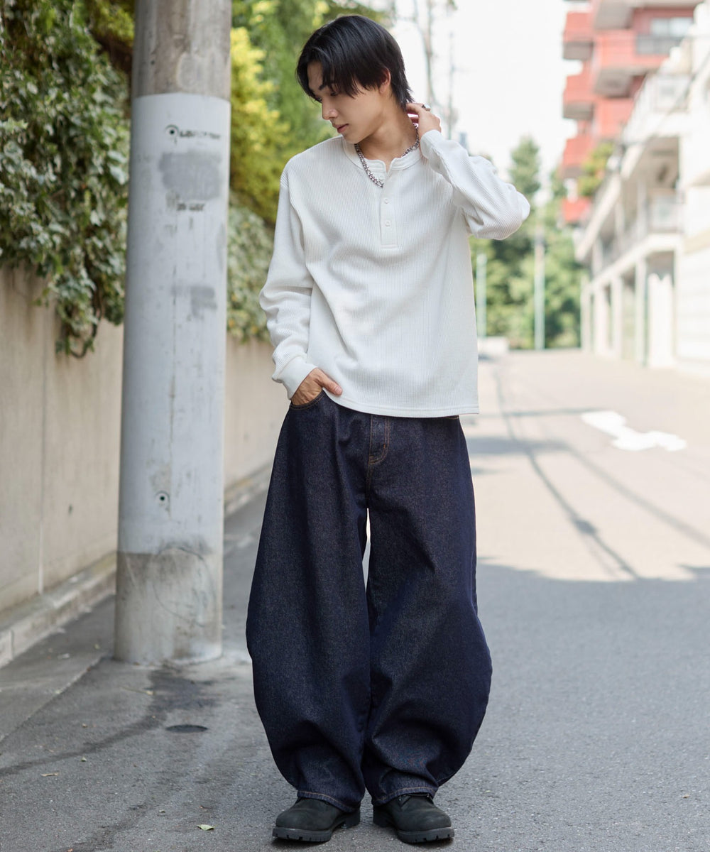 ホワイト　モデル：175cm L着用　