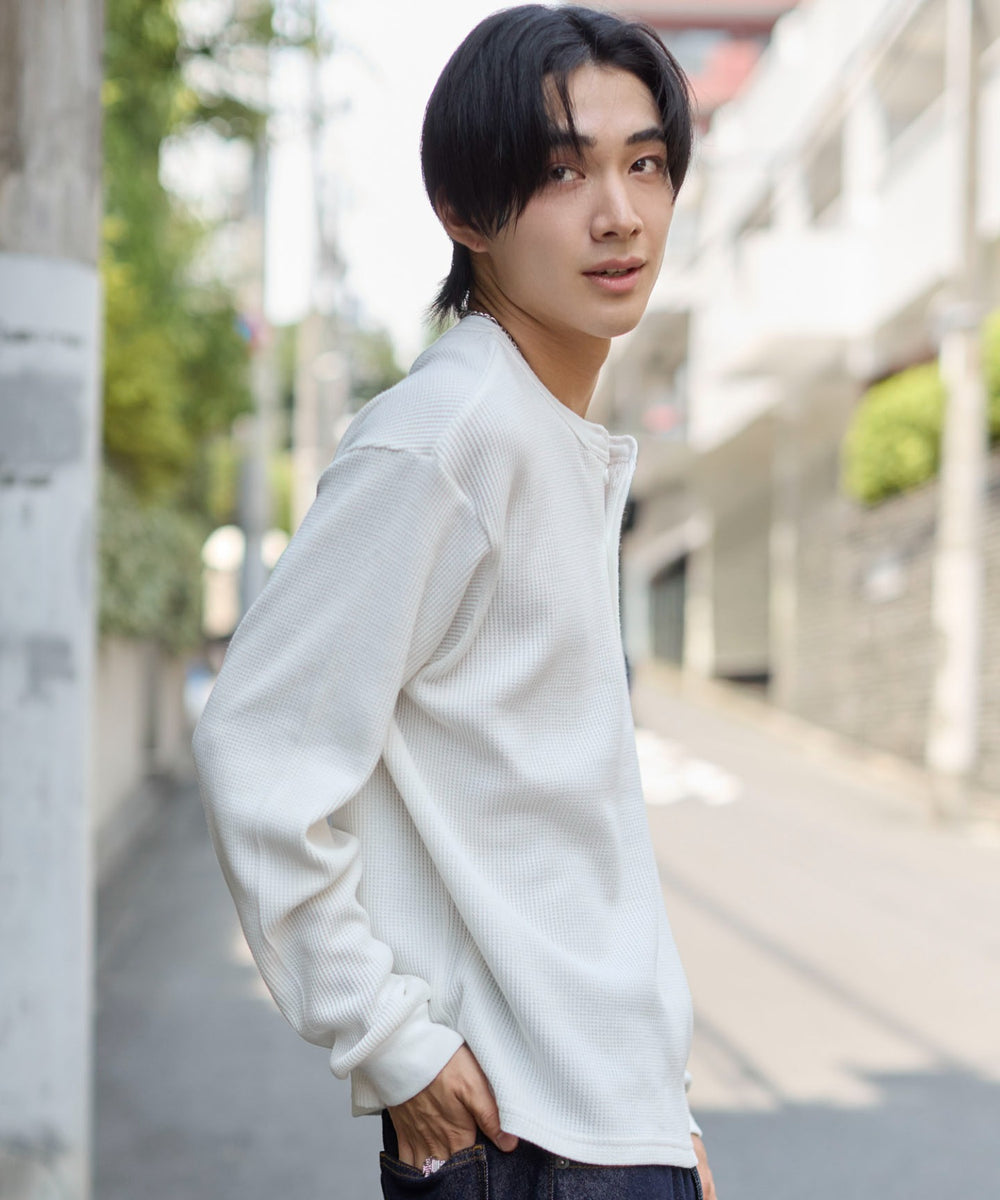 ホワイト　モデル：175cm L着用　