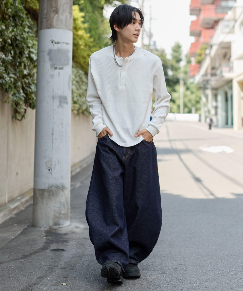 ホワイト　モデル：175cm L着用　