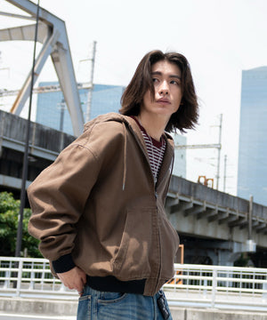 ブラウン モデル：182cm L着用