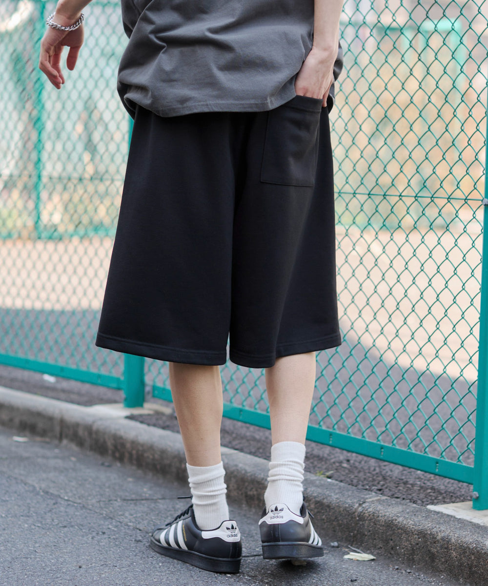 ブラック モデル：182cm M着用