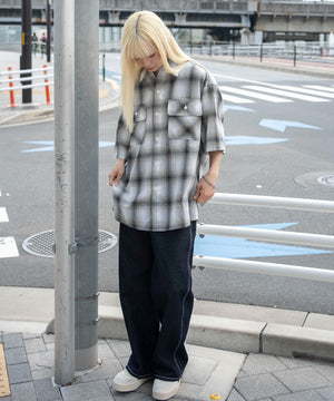 柄２　モデル：166cm M着用