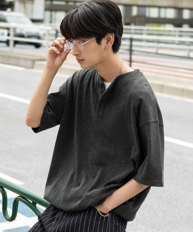 スラブヘンリーネックT（SS）/チャコール モデル：180cm L着用
