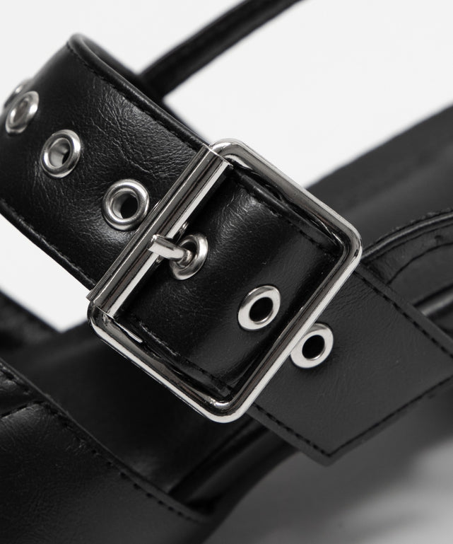 レースアップポインテッドシューズ