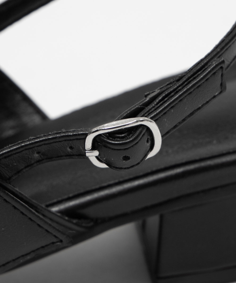 レースアップポインテッドシューズ