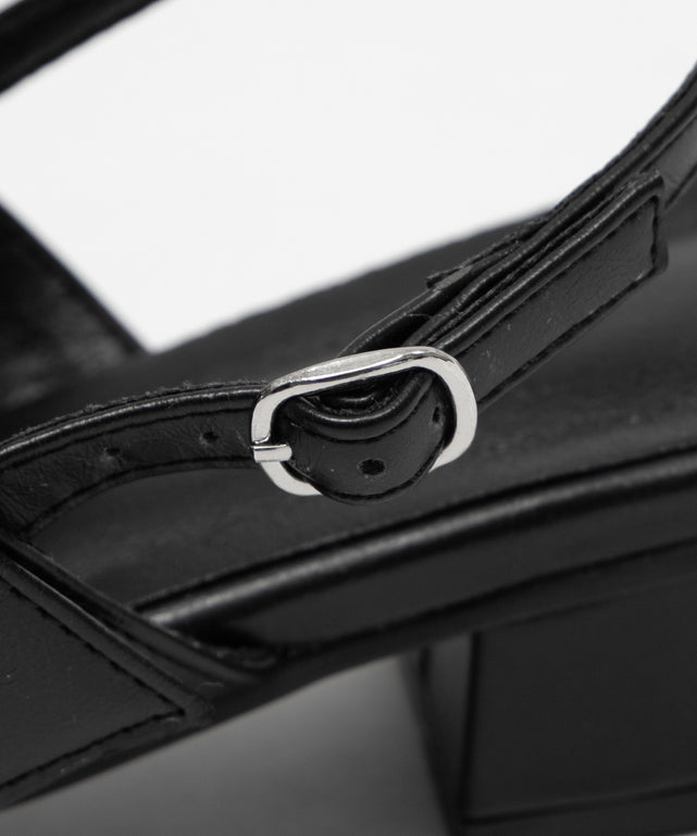 レースアップポインテッドシューズ