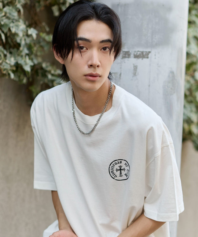 ホワイト　モデル：175cm L着用　