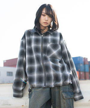 ブラックチェック１　モデル：159cm L着用