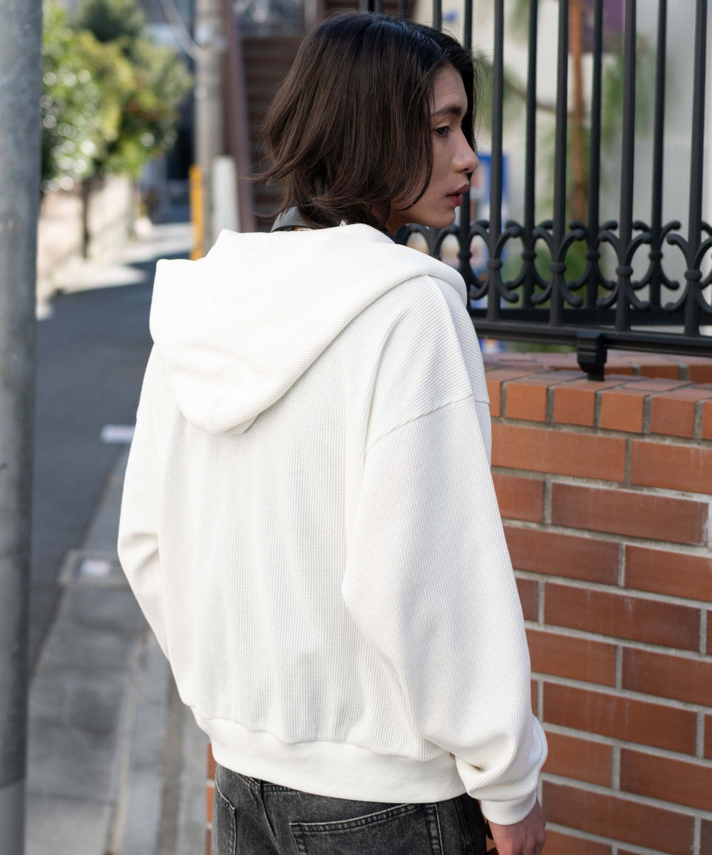 オフホワイト モデル：182cm L着用