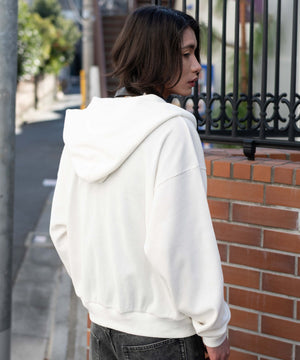 オフホワイト モデル：182cm L着用