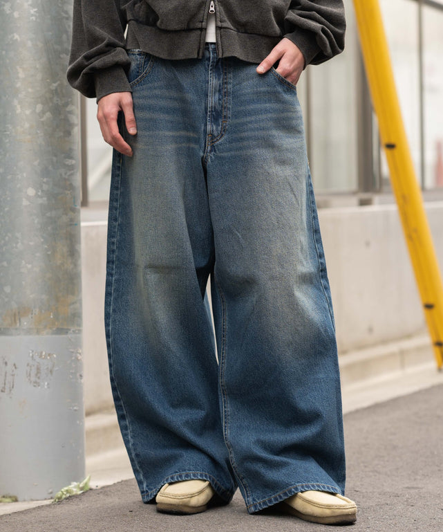 エクストラバギーデニムパンツ/デニム中濃加工 モデル：180cm L着用