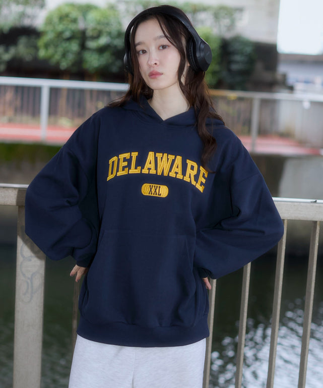 グラフィックロゴプルパーカー/ネイビー　モデル：163cm M着用