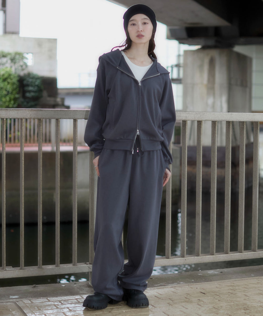 チャコール　モデル：163cm S着用