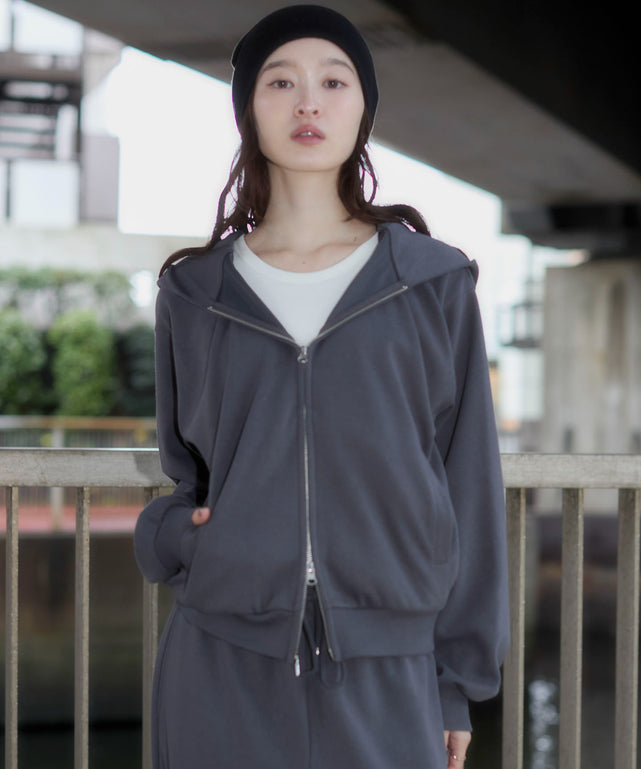 チャコール　モデル：163cm S着用