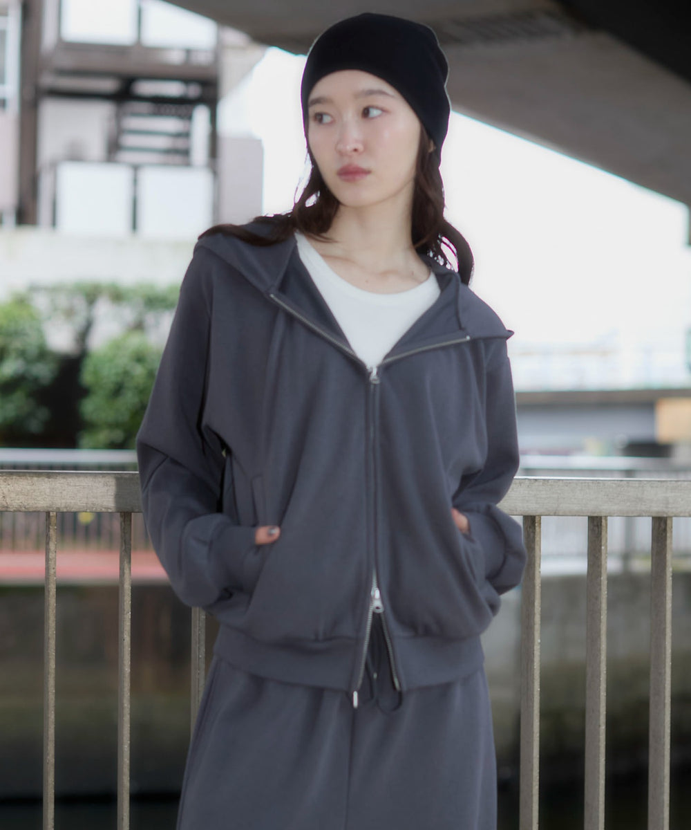 チャコール　モデル：163cm S着用