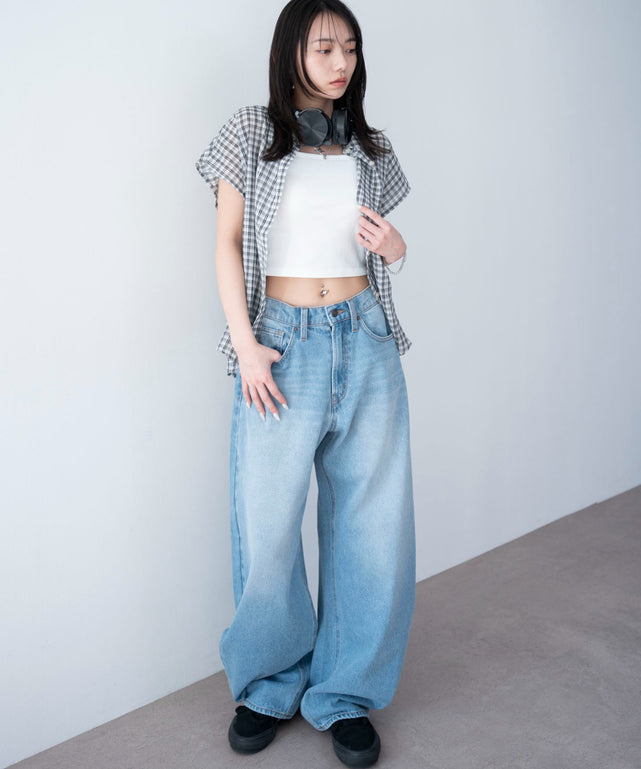 デニム淡加工　モデル：159cm M着用