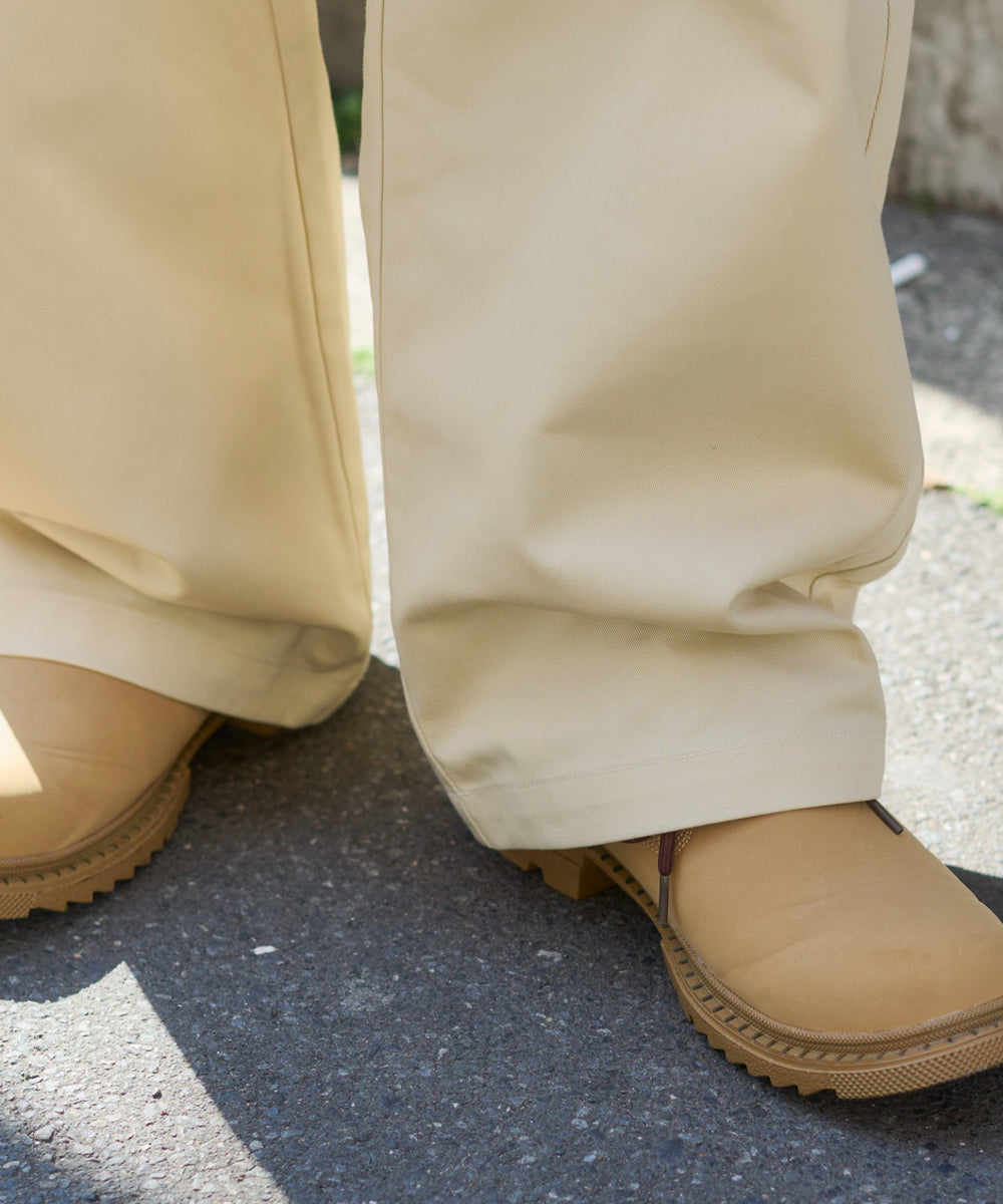 キーチャーム付きチノカーブパンツ