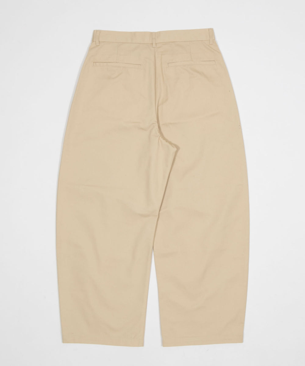 キーチャーム付きチノカーブパンツ