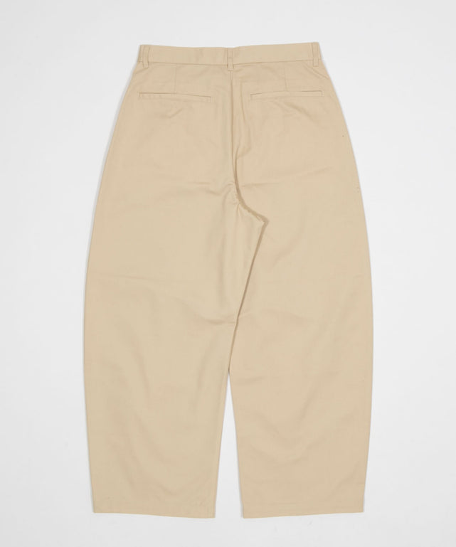 キーチャーム付きチノカーブパンツ