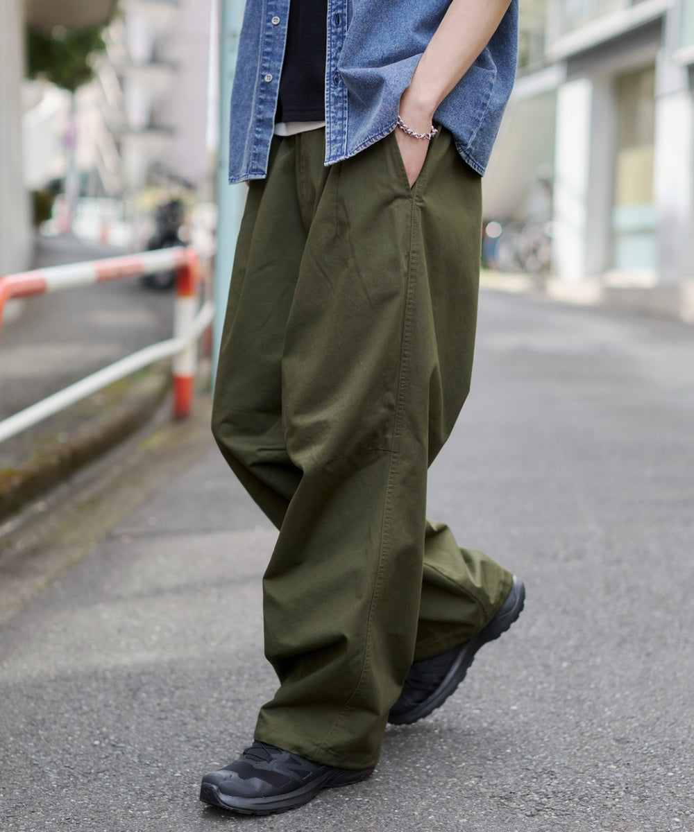 カーキ モデル：182cm L着用