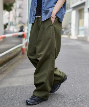 カーキ モデル：182cm L着用