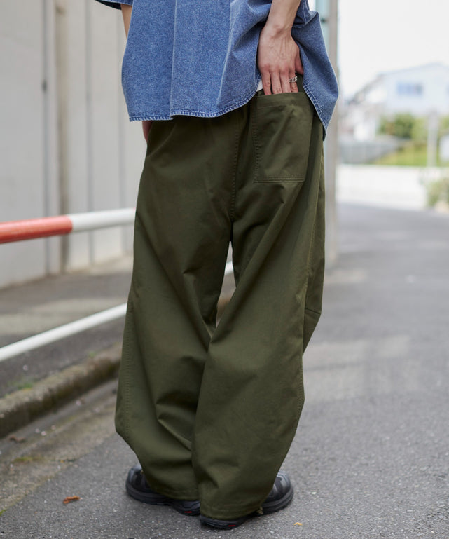 カーキ モデル：182cm L着用