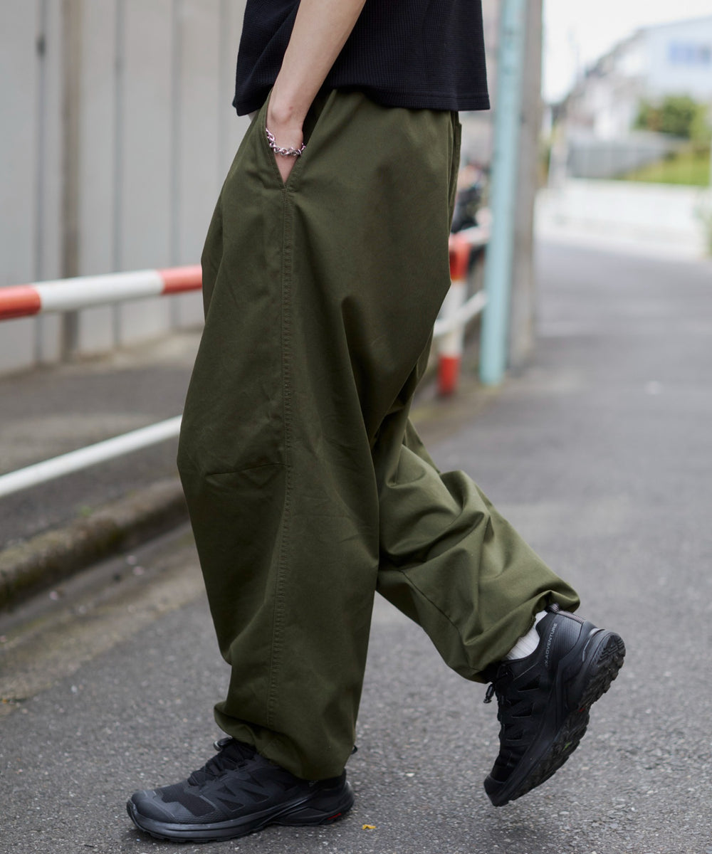 カーキ モデル：182cm L着用