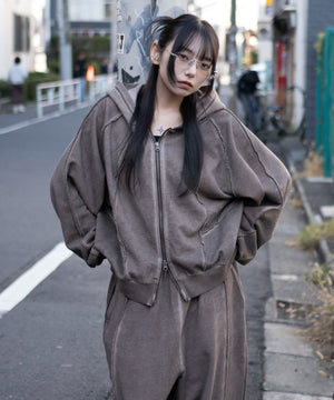 ブラウン　モデル：159cm M着用