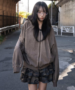 ブラウン　モデル：159cm M着用