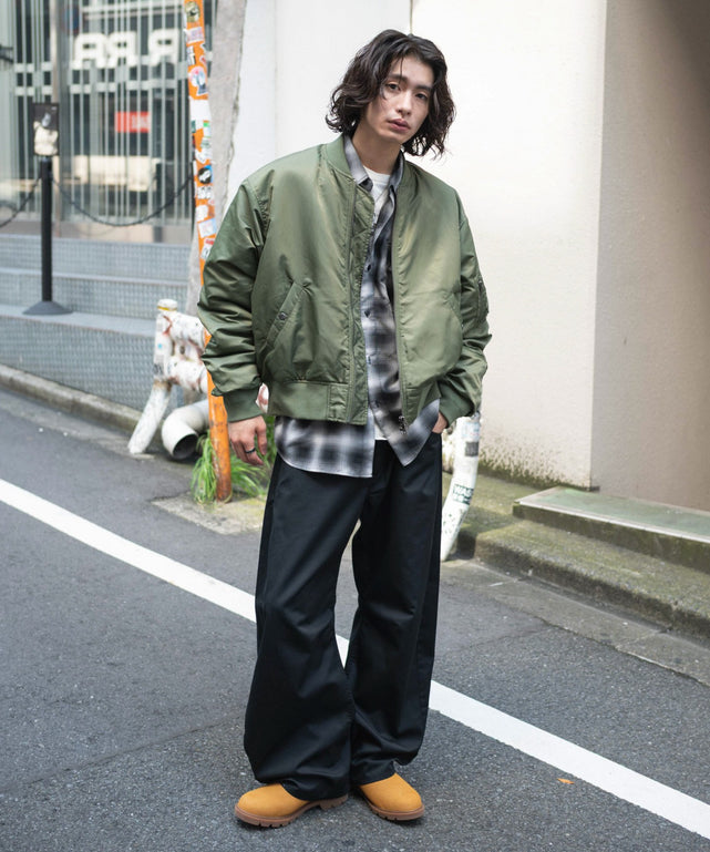 カーキ モデル：182cm L着用