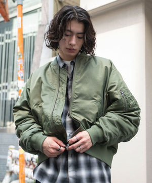カーキ モデル：182cm L着用