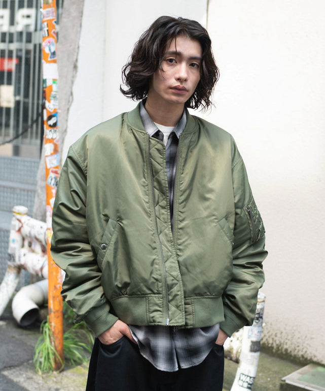 カーキ モデル：182cm L着用