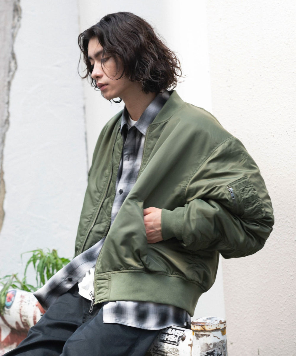カーキ モデル：182cm L着用