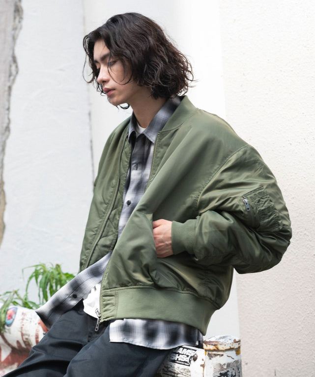 カーキ モデル：182cm L着用