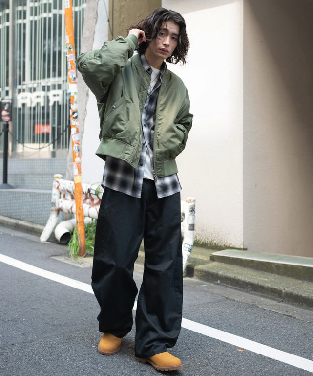 カーキ モデル：182cm L着用