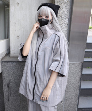 グレー