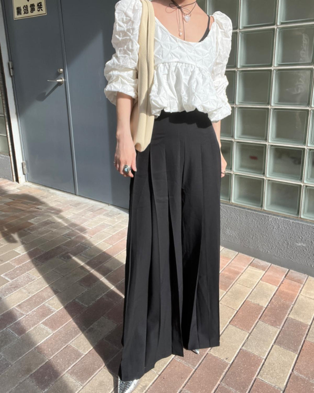 タックワイドフレアパンツ