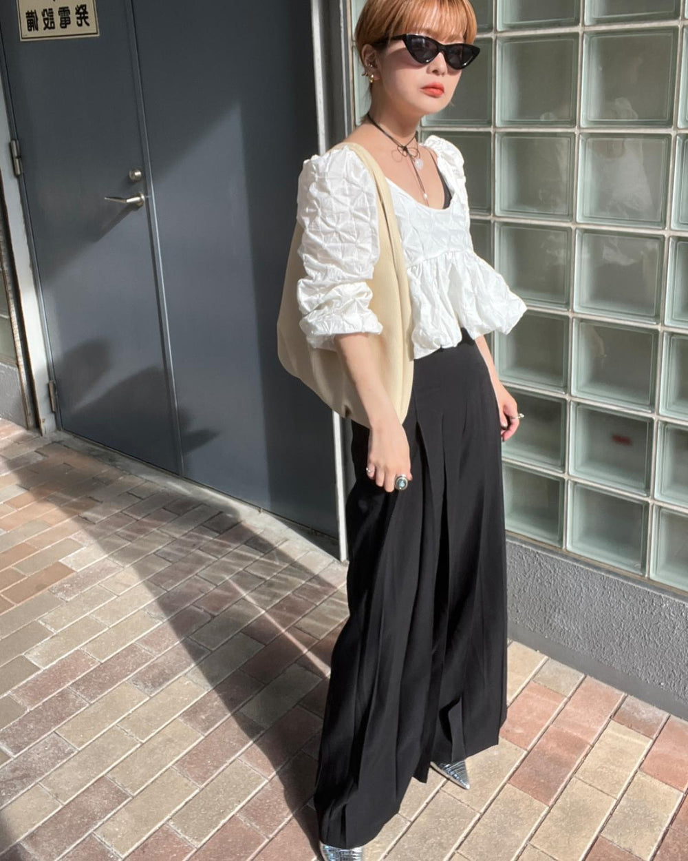 タックワイドフレアパンツ