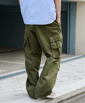 カーキ モデル:178cm Lサイズ着用