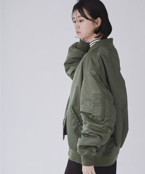 カーキ モデル：170cm M着用