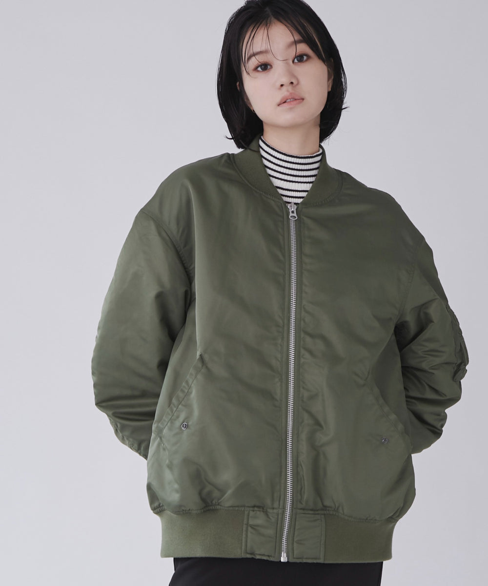 カーキ モデル：170cm M着用