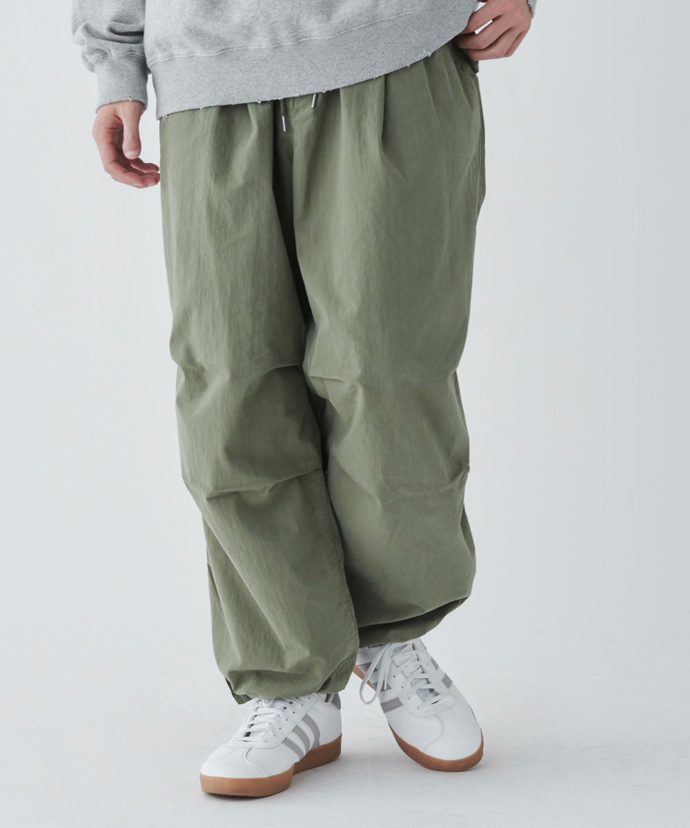 カーキ モデル：181cm L着用