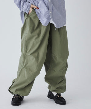 カーキ モデル：165cm M着用