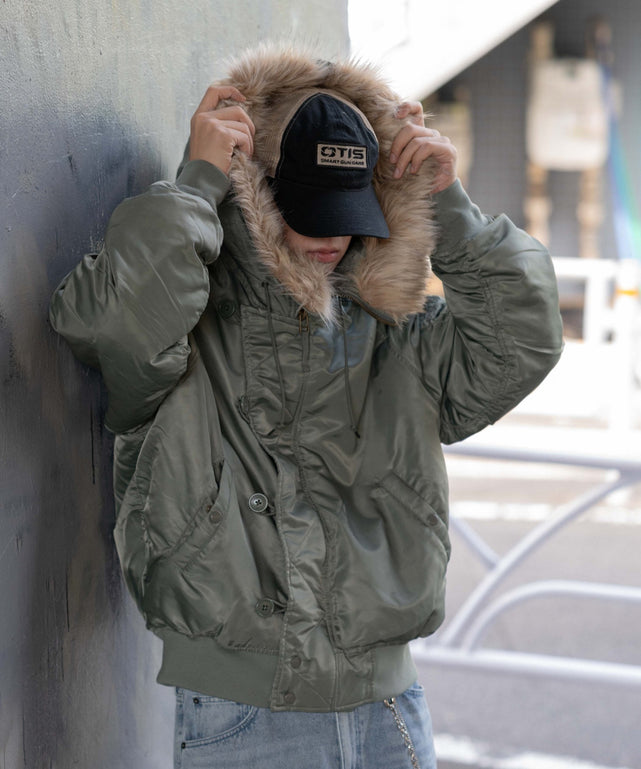 カーキ モデル：175cm L着用