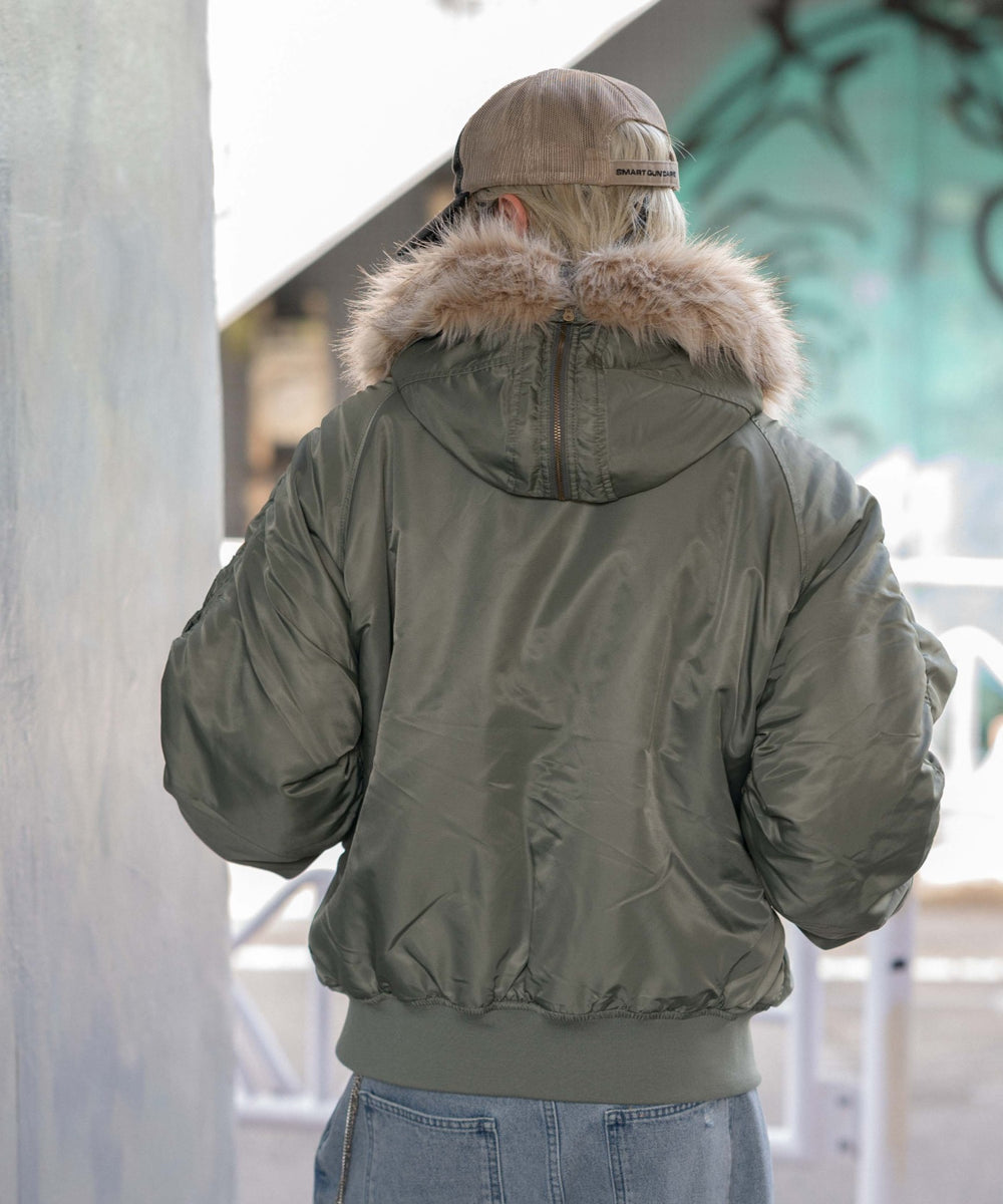 カーキ モデル：175cm L着用