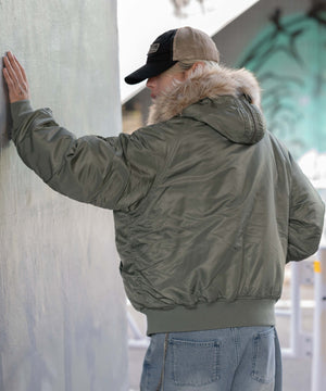 カーキ モデル：175cm L着用