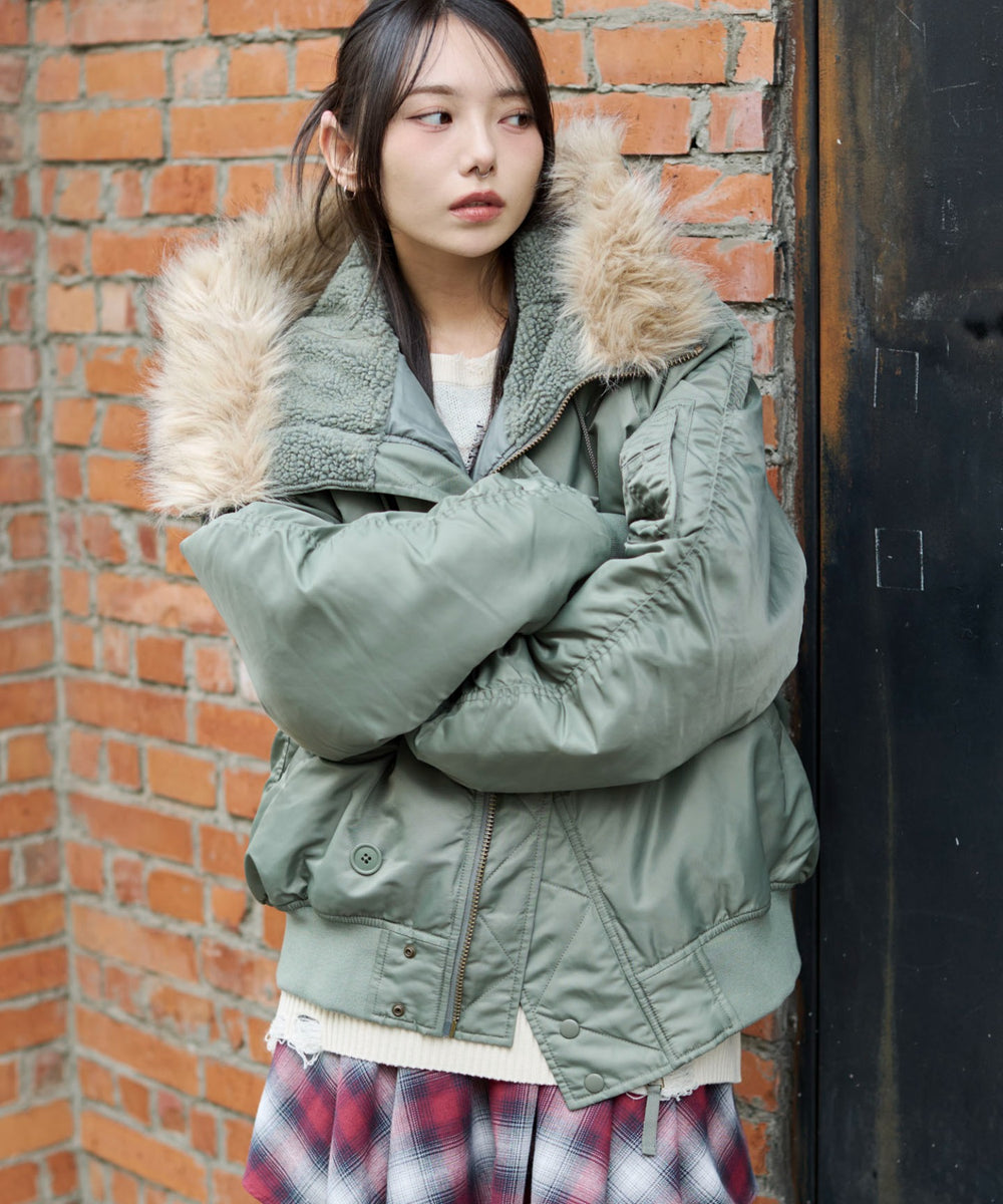 カーキ　モデル：159cm M着用